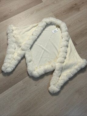 Selene L NWT Cream Faux Fur Trim Knit Shawl Wrap